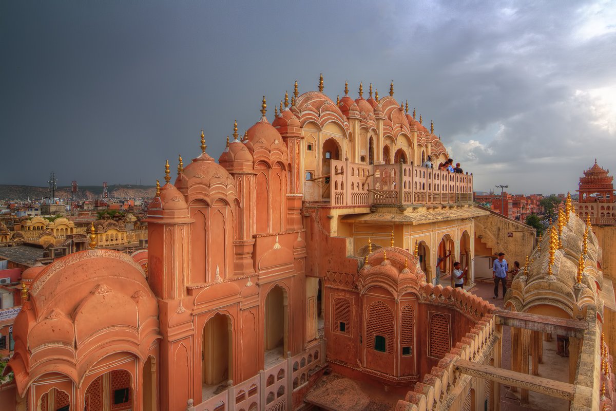 Hawa_Mahal_on_a_stormy_afternoon